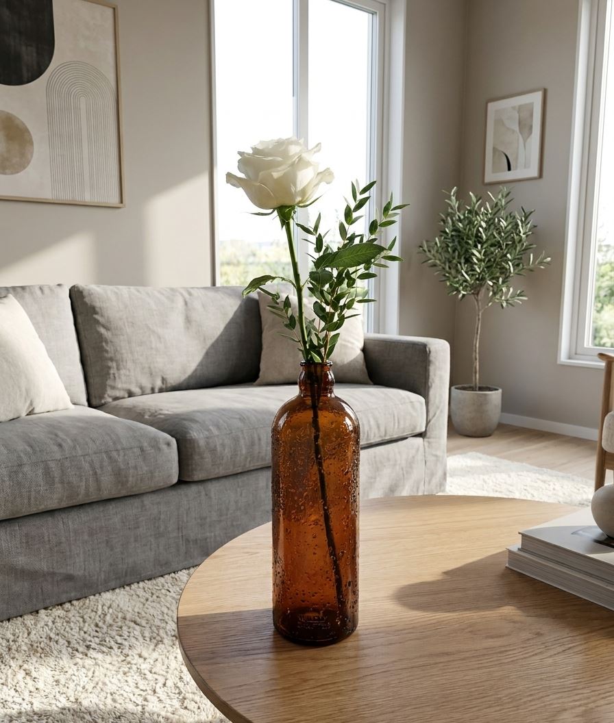 Soliflore Compoz avec rose blanche sur une table basse, salon lumineux
